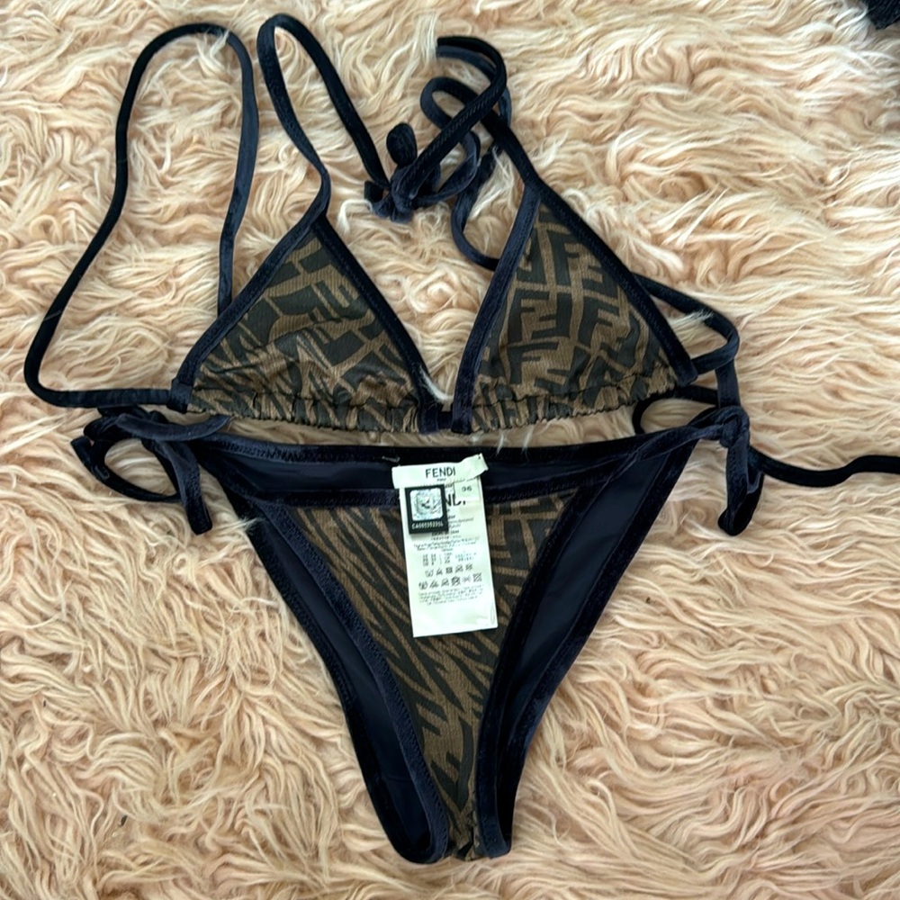 Fendi Bikini con reggiseno a triangolo
FENDI
Bikini con reggiseno a triangolo